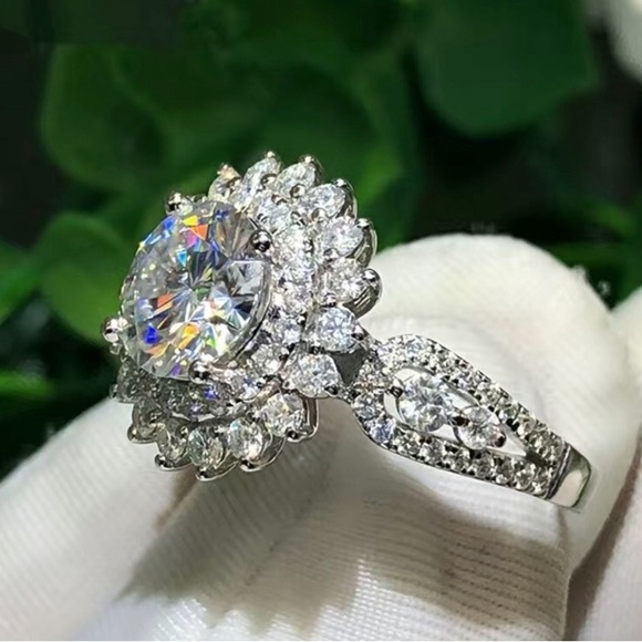 Gorgeous 925 Silver Crystal Zircon Ring - Perfect for Anniversaries & Weddings 8 - Picture 5 of 8